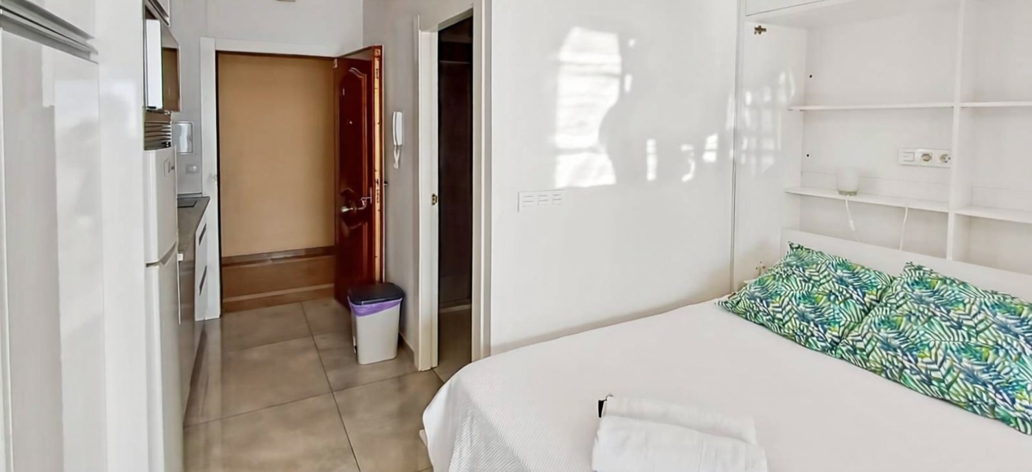 Studio en première ligne de plage à Roquetas de Mar — Chambre