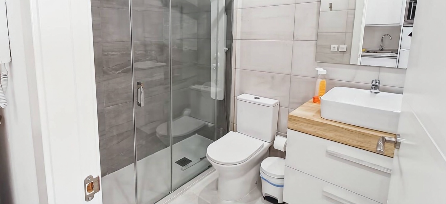 Studio en première ligne de plage à Roquetas de Mar — Sanitaires