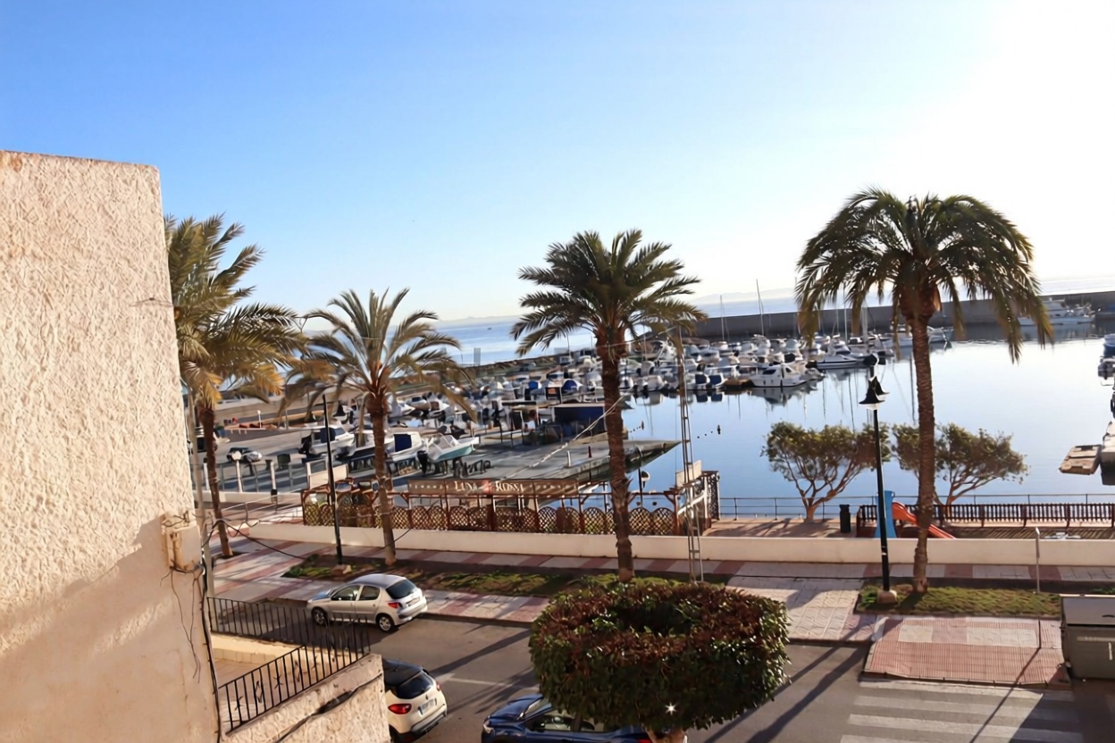 Appartement en première ligne de plage à Roquetas de Mar — Vue mer