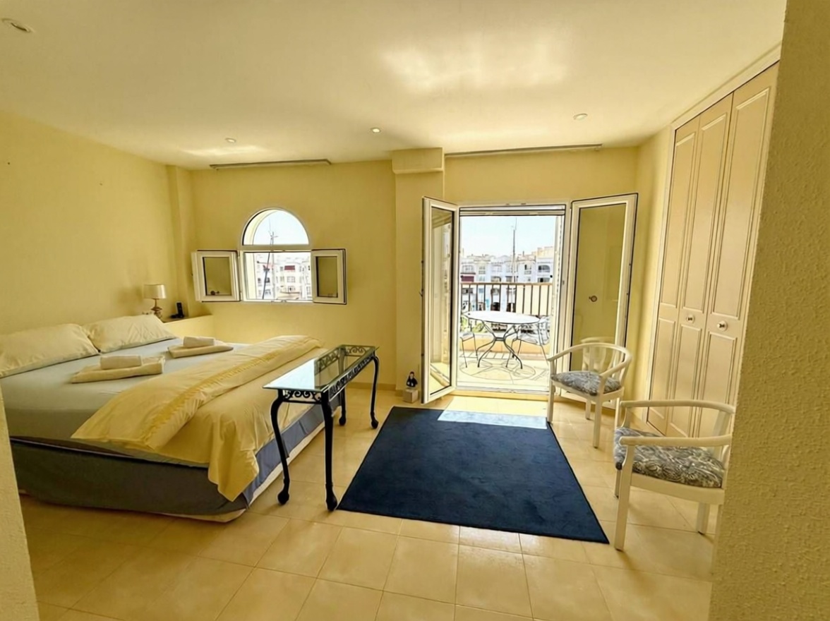 Appartement en attique en première ligne de mer à El Ejido — Chambre