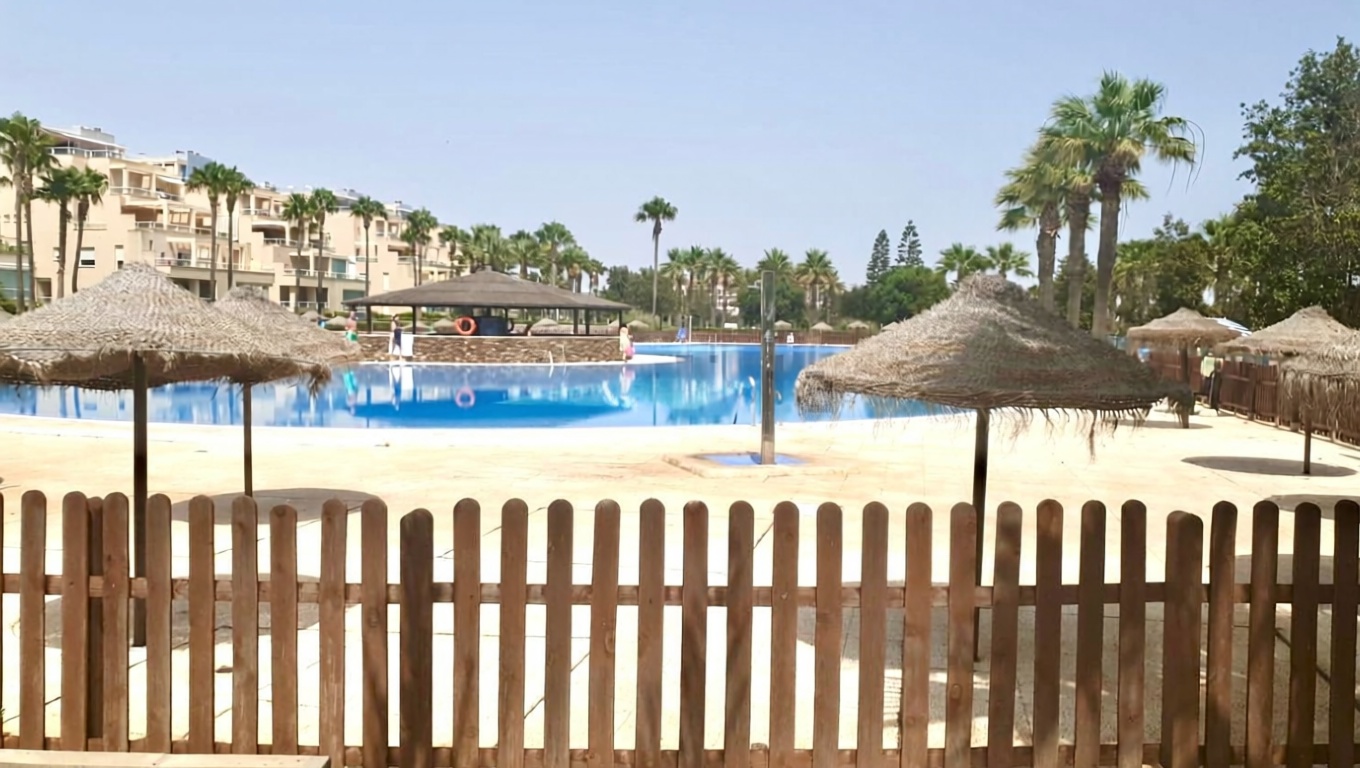 Apartamento em primeira linha de praia em El Ejido — Piscina