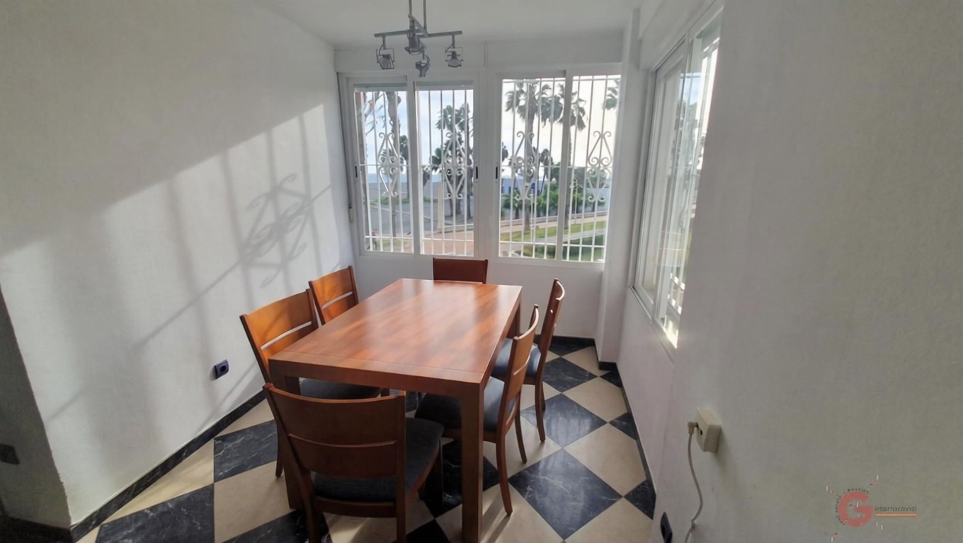 Appartement en première ligne de plage à Motril — Coin repas