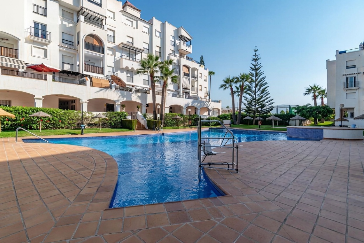 Appartement en première ligne de plage à Salobreña — Piscine
