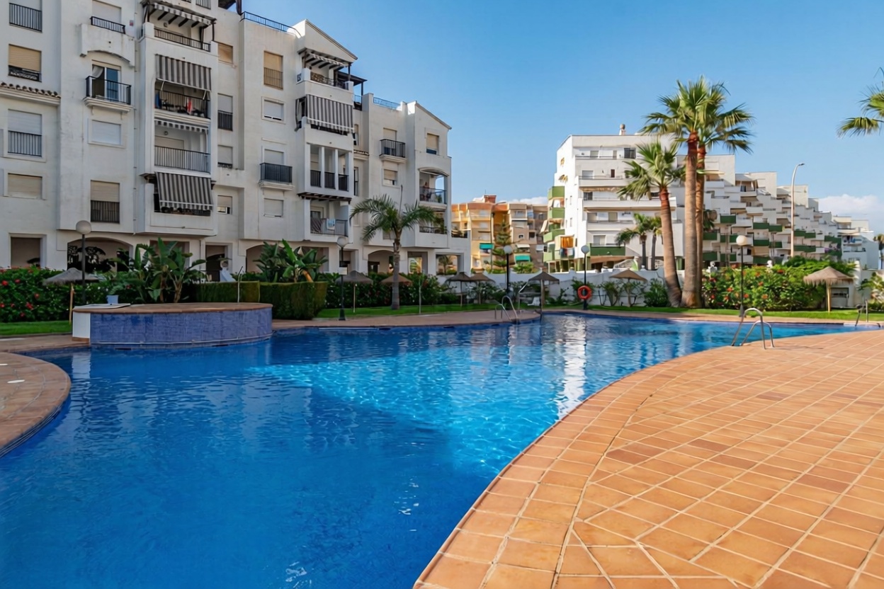 Appartement en première ligne de plage à Salobreña — Piscine