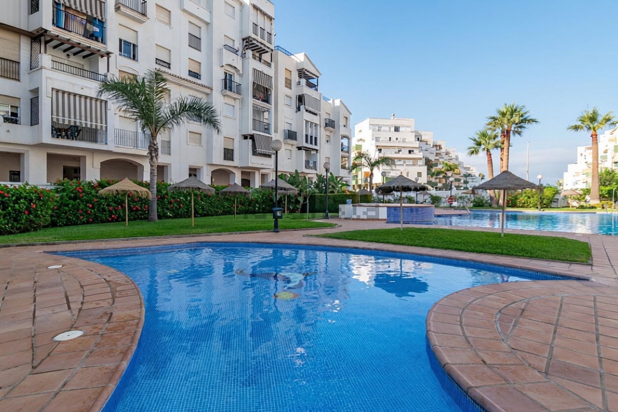 Appartement en première ligne de plage à Salobreña — Piscine