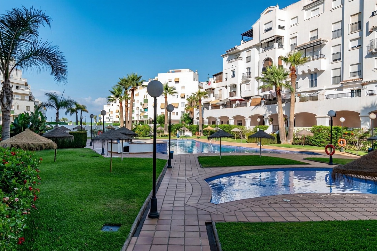 Appartement en première ligne de plage à Salobreña — Piscine