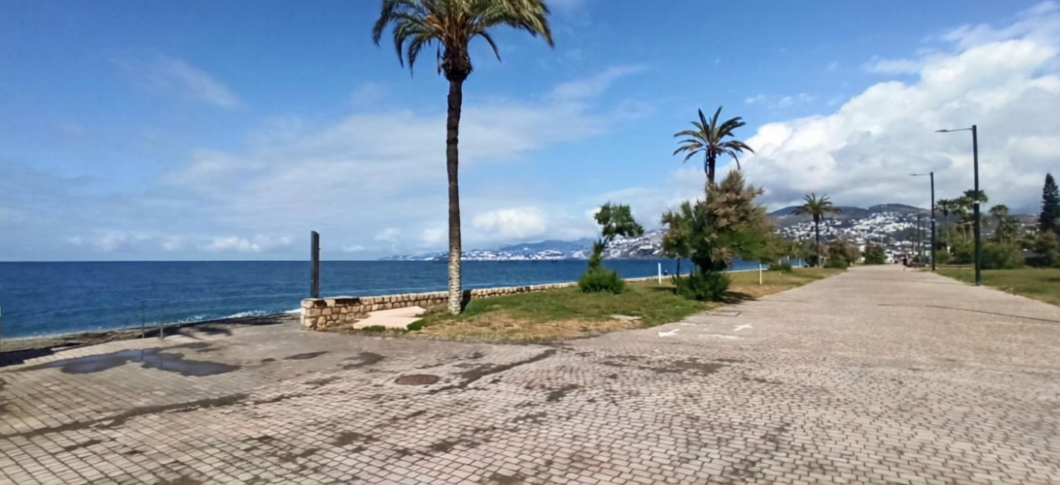 Appartement en première ligne de plage à Salobreña — Vue mer