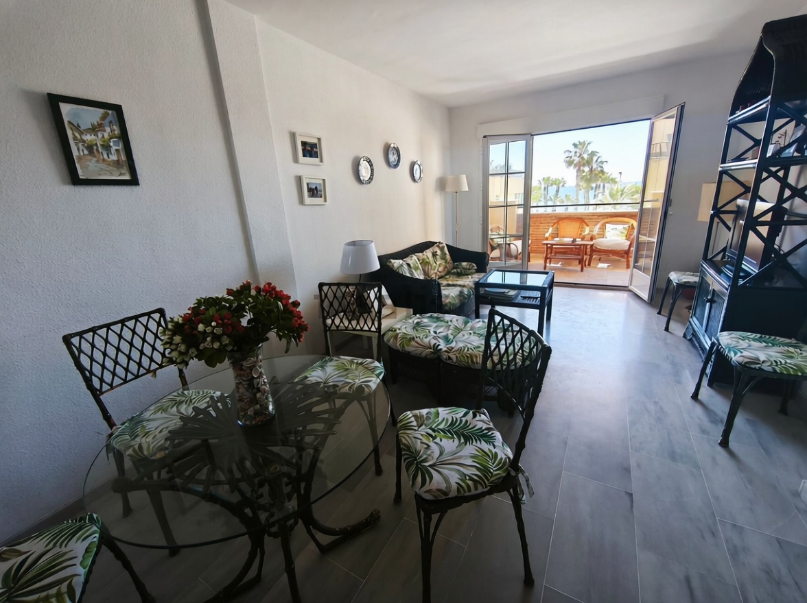Appartement en première ligne de plage à Almuñécar — Séjour