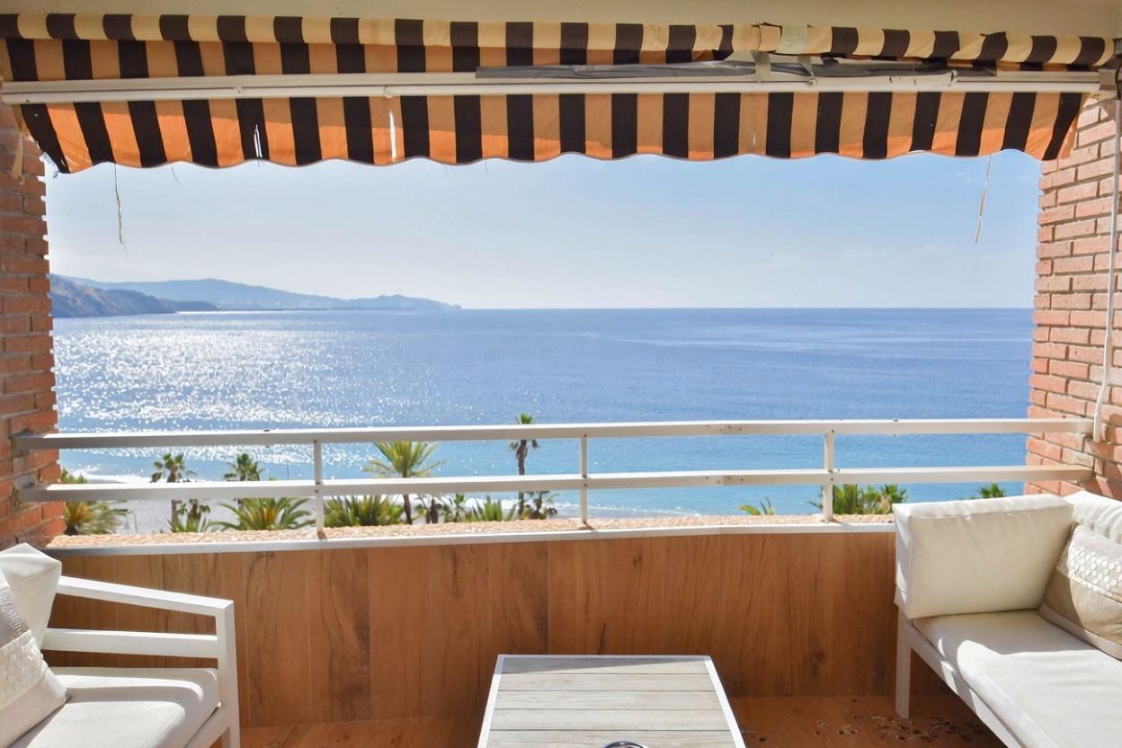 Beachfront flat in Almuñécar