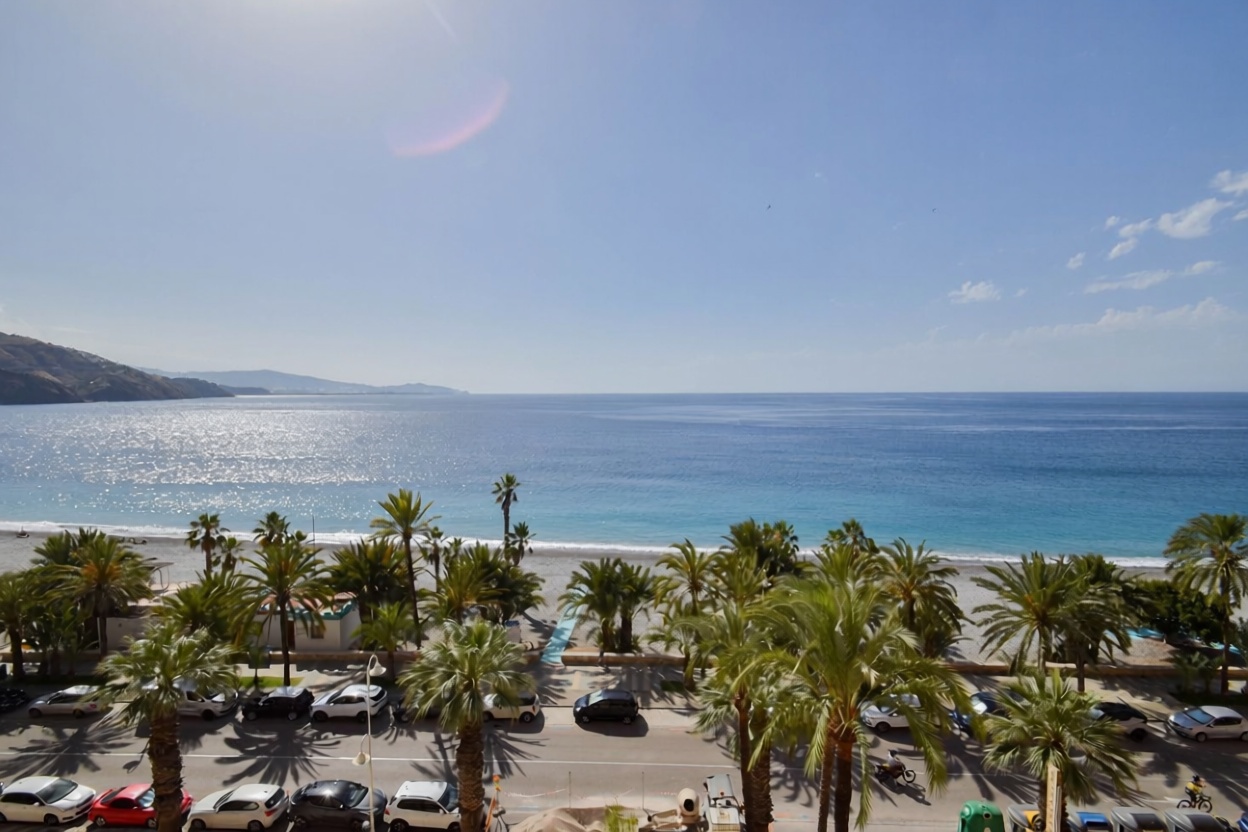 Beachfront flat in Almuñécar — Sea view