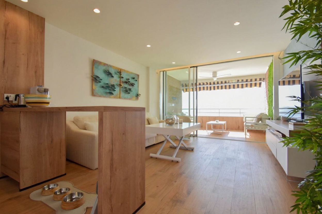 Beachfront flat in Almuñécar — Living room