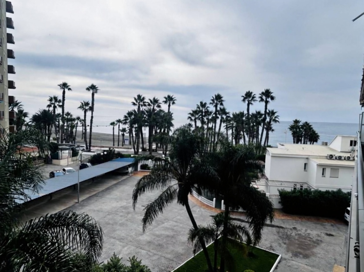 Beachfront flat in Almuñécar — Sea view