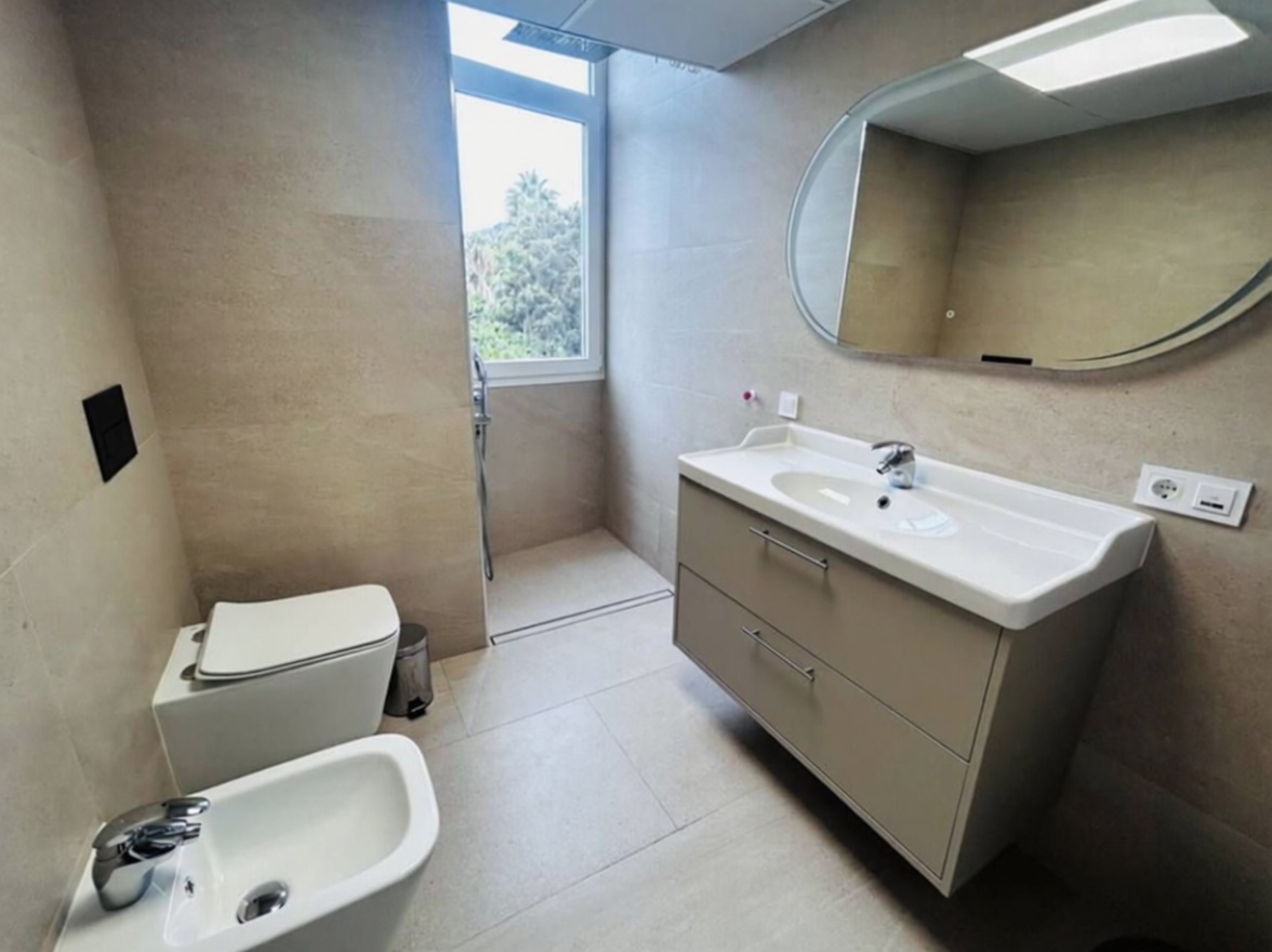 Beachfront flat in Almuñécar — Bathroom