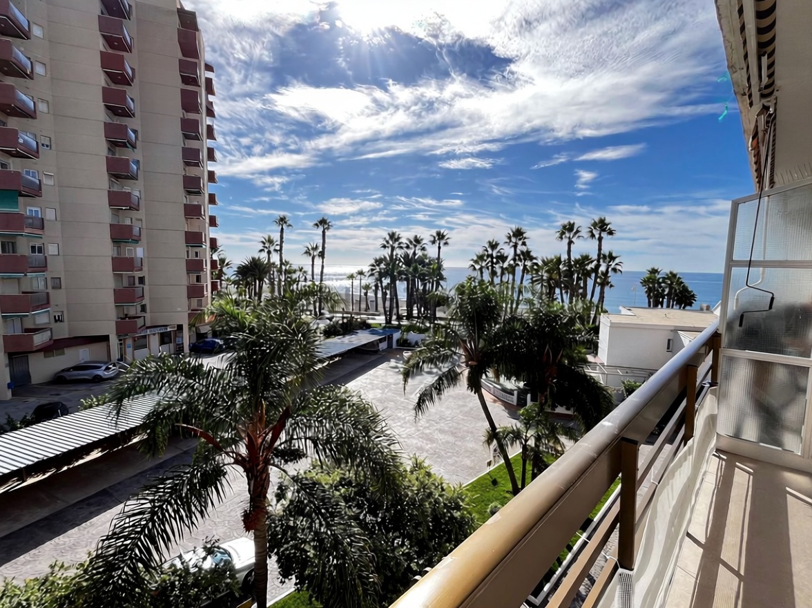 Beachfront flat in Almuñécar — Sea view