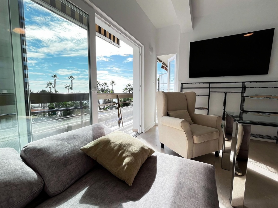 Beachfront flat in Almuñécar — Living room
