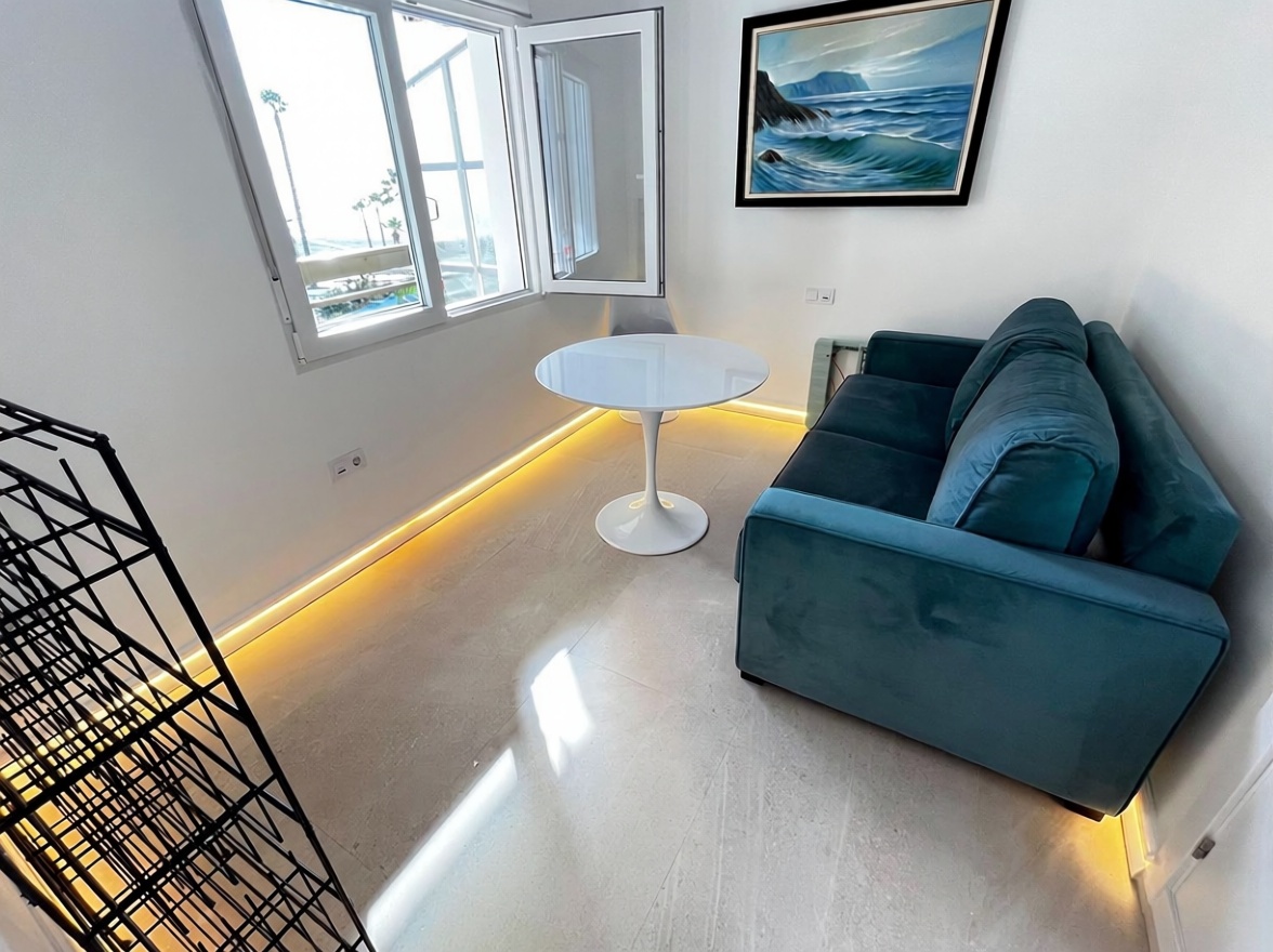 Beachfront flat in Almuñécar — Living room
