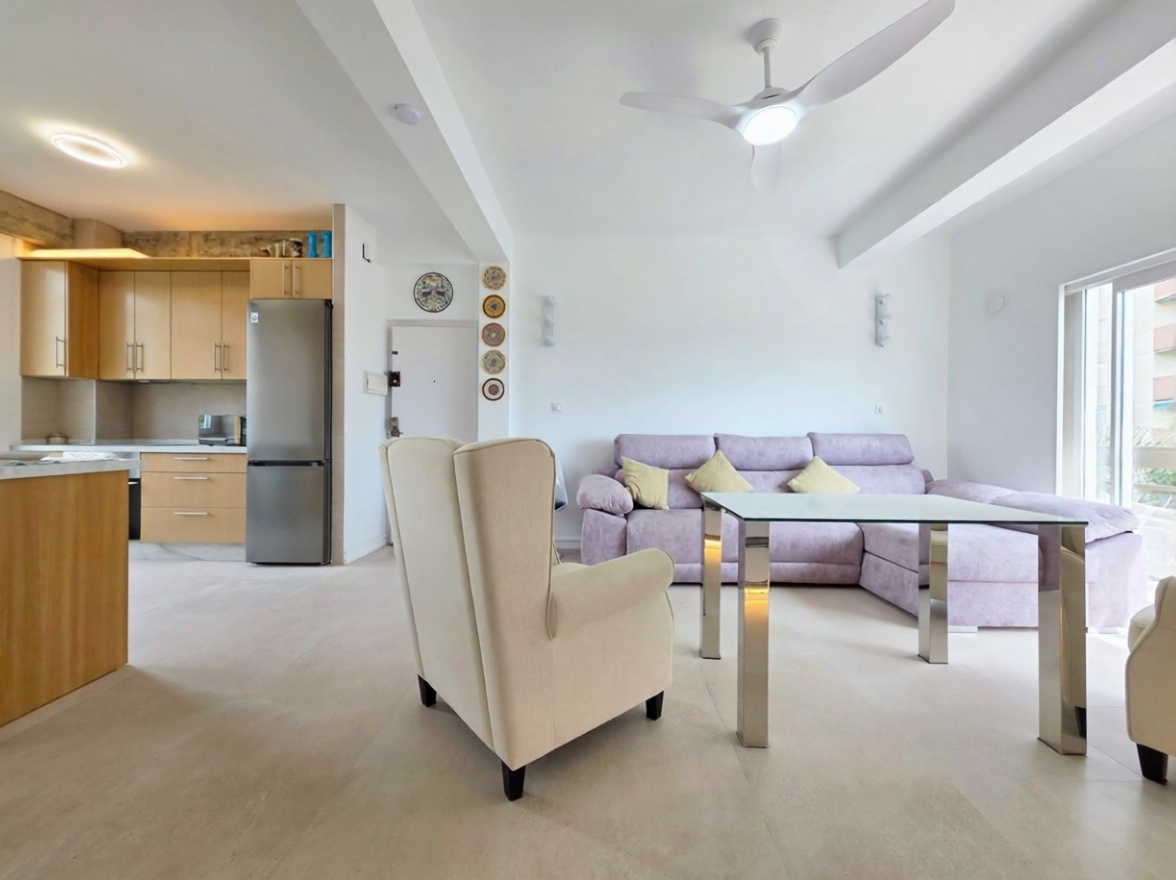 Beachfront flat in Almuñécar — Living room