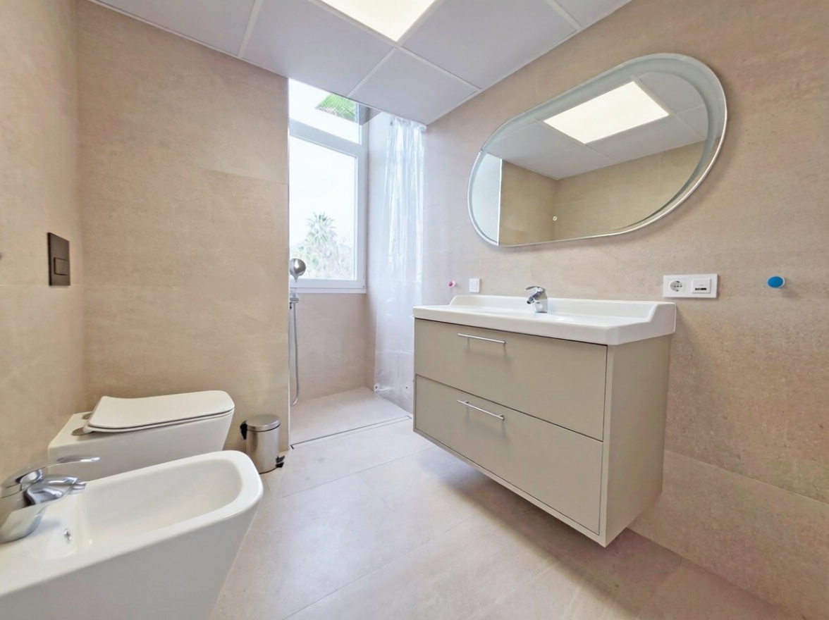 Beachfront flat in Almuñécar — Bathroom