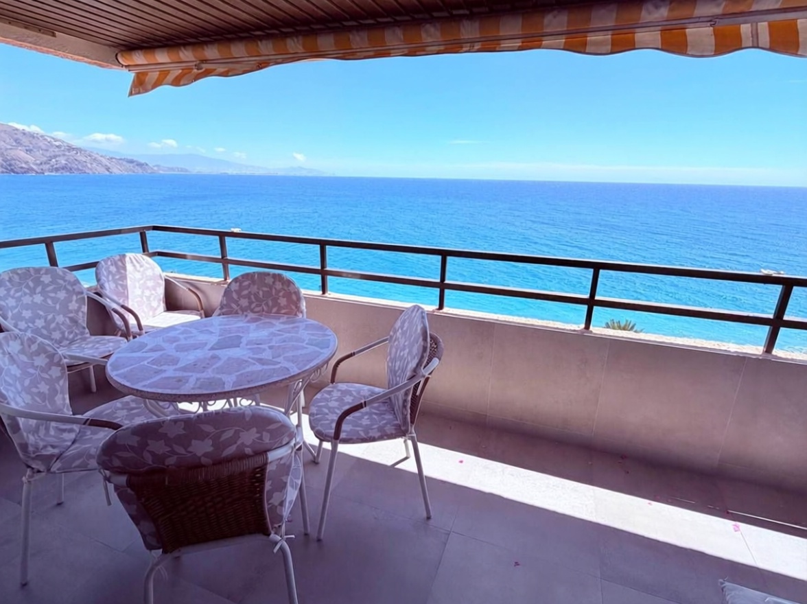 Apartamento em primeira linha de praia em Almuñécar