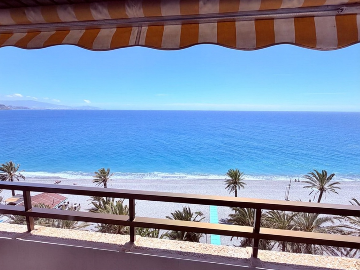 Apartamento em primeira linha de praia em Almuñécar