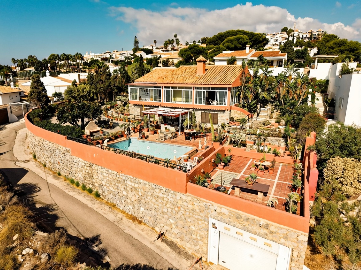 Chalet with direct beach access in La Herradura — Aerial