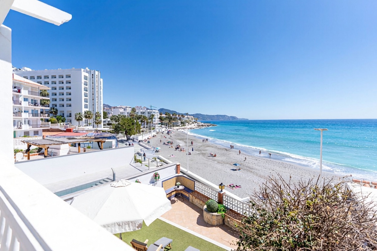Chalet avec accès direct à la plage à Nerja — Vue mer