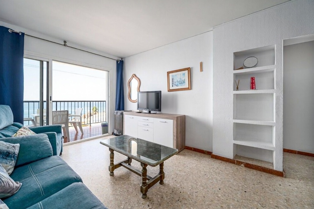 Appartement en première ligne de plage à Nerja — Séjour