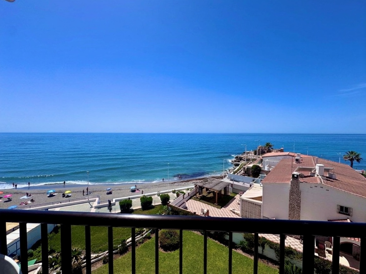 Appartement en première ligne de plage à Nerja — Vue mer