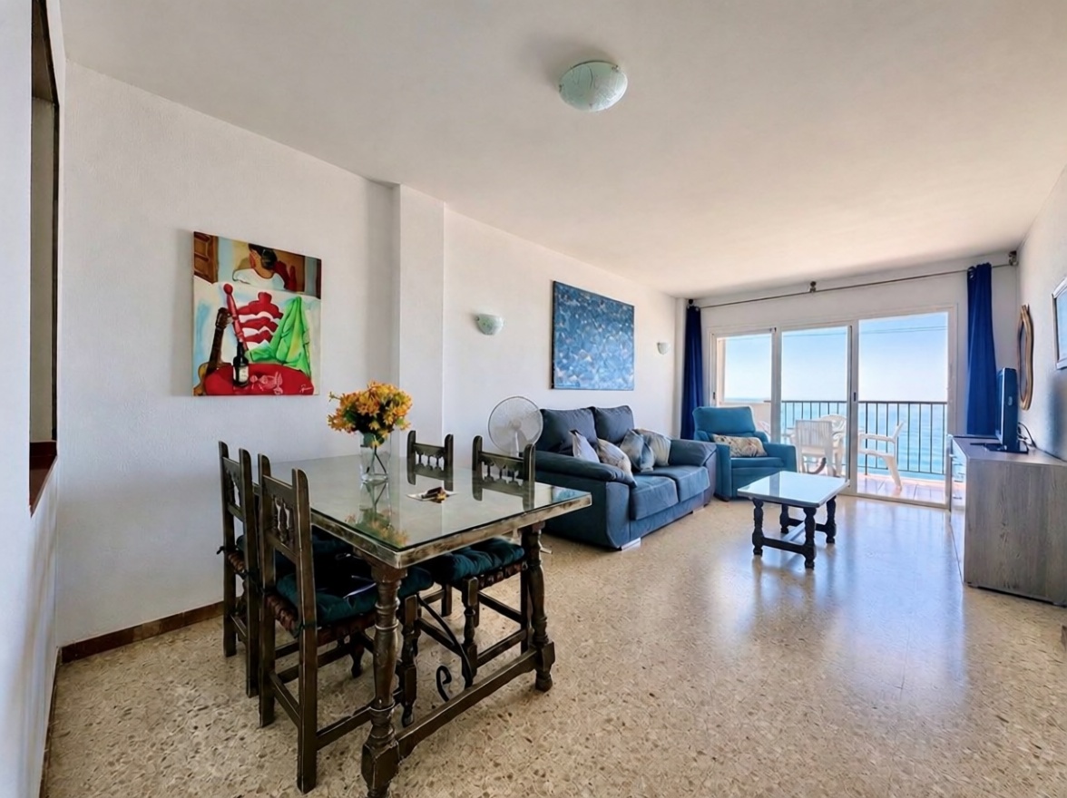 Appartement en première ligne de plage à Nerja — Séjour