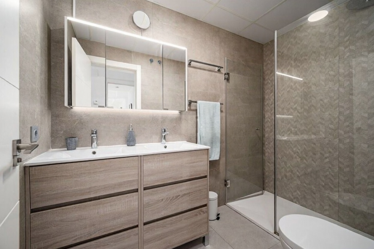 Beachfront flat in Torrox — Bathroom