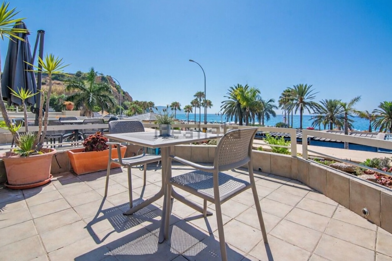 Apartamento em primeira linha de praia em Nerja