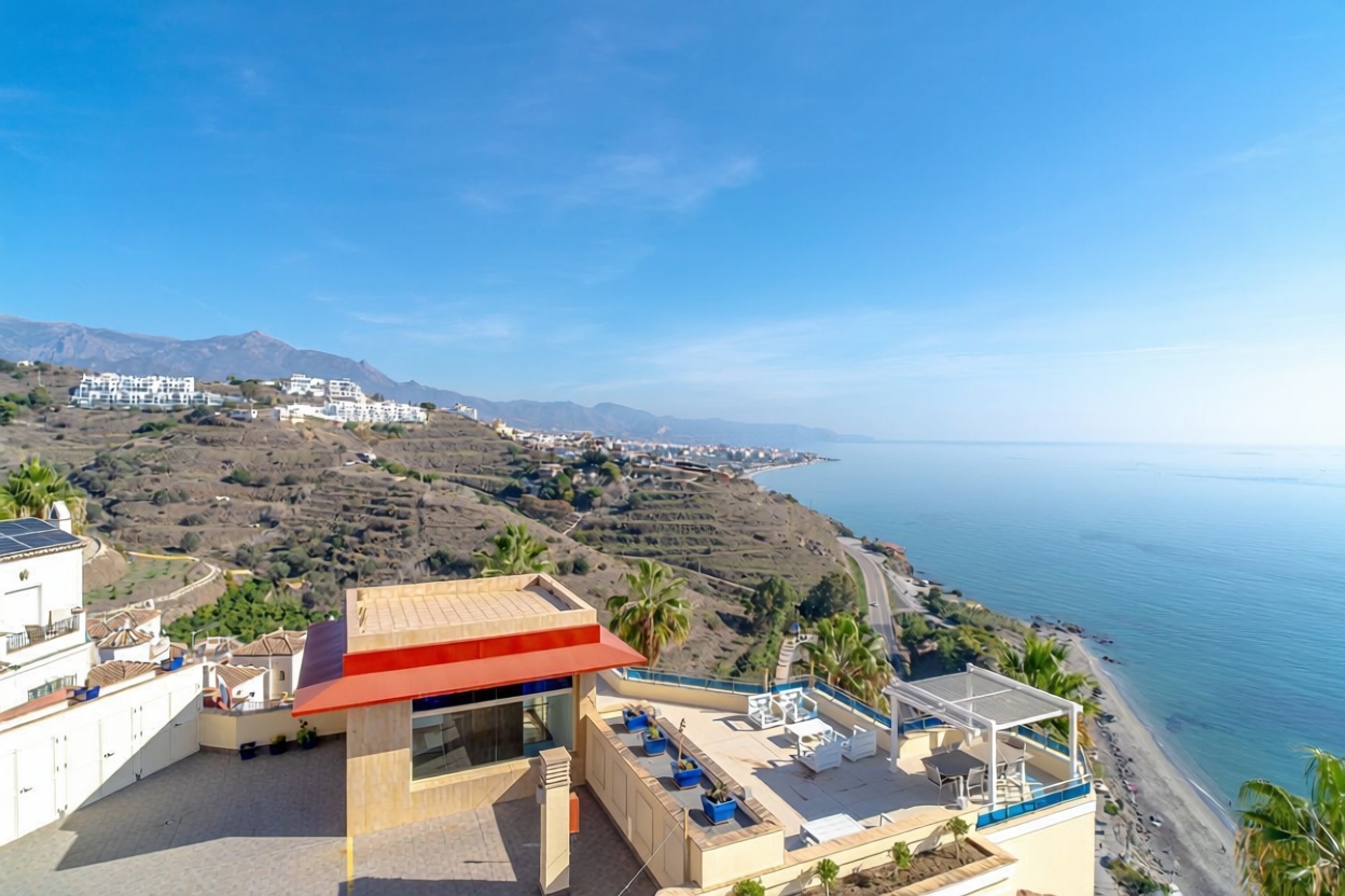 Ático en primera línea de mar en Nerja — Vista mar