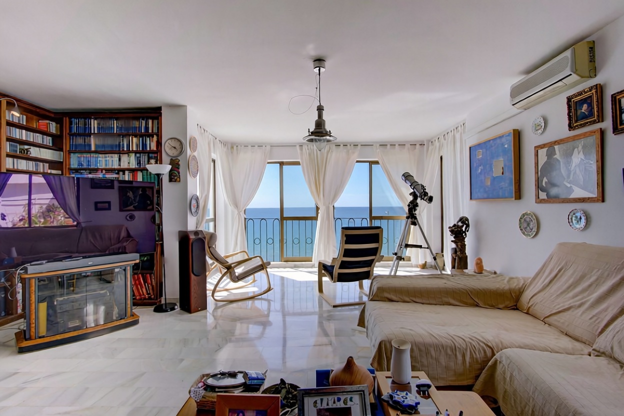 Ático en primera línea de mar en Torrox — Salón