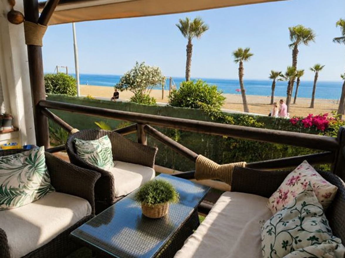 Beachfront flat in Torrox — Sea terrace