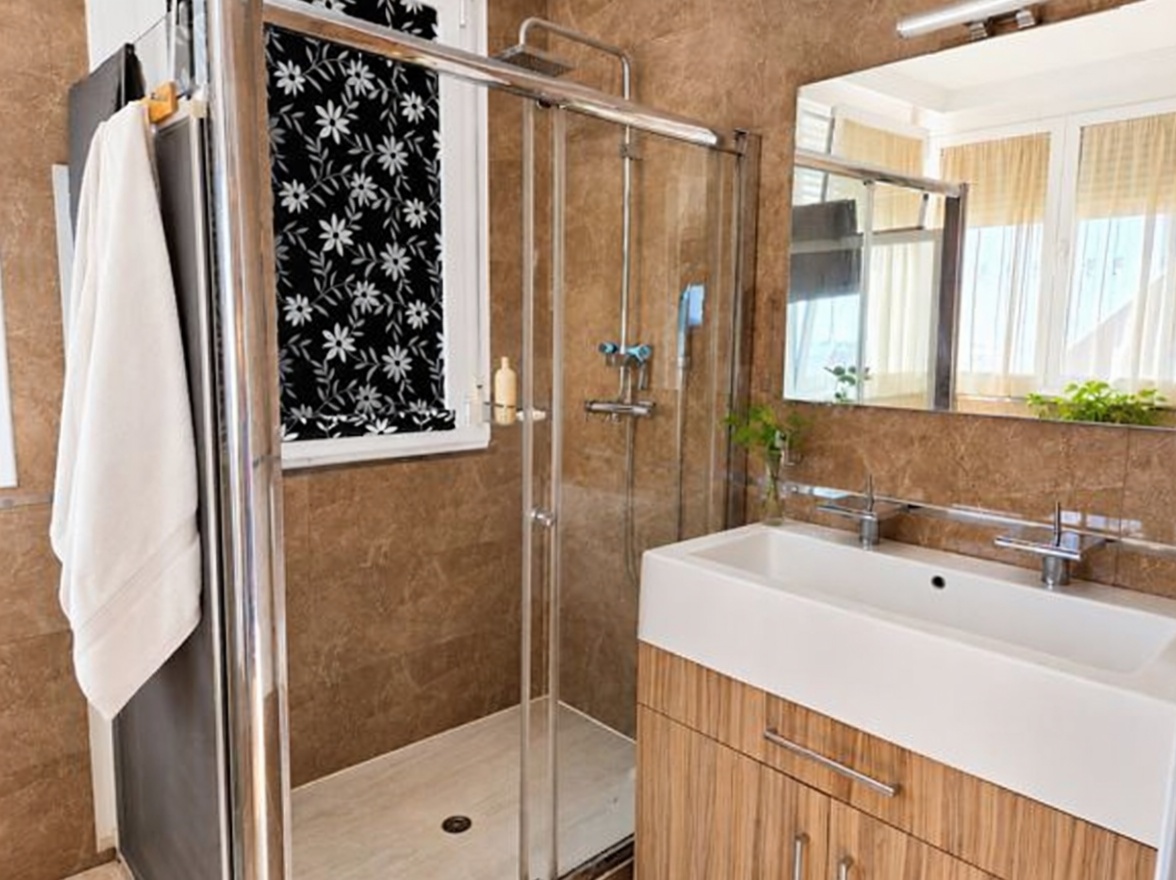 Beachfront flat in Torrox — Bathroom