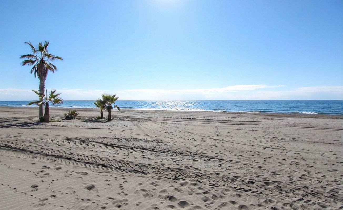 Piso en primera línea de playa en Torrox — Vista mar