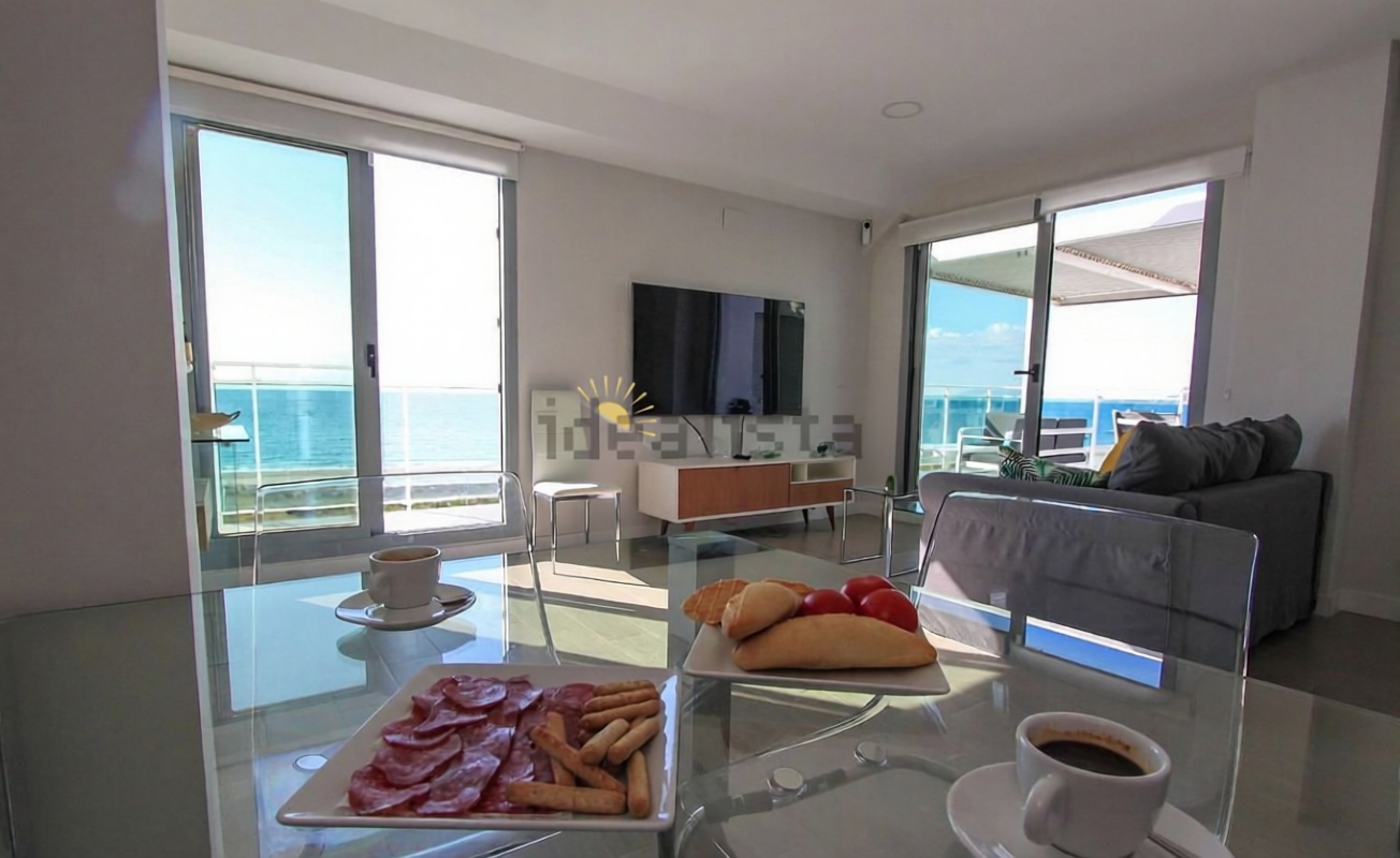 Piso en primera línea de playa en Torrox — Salón