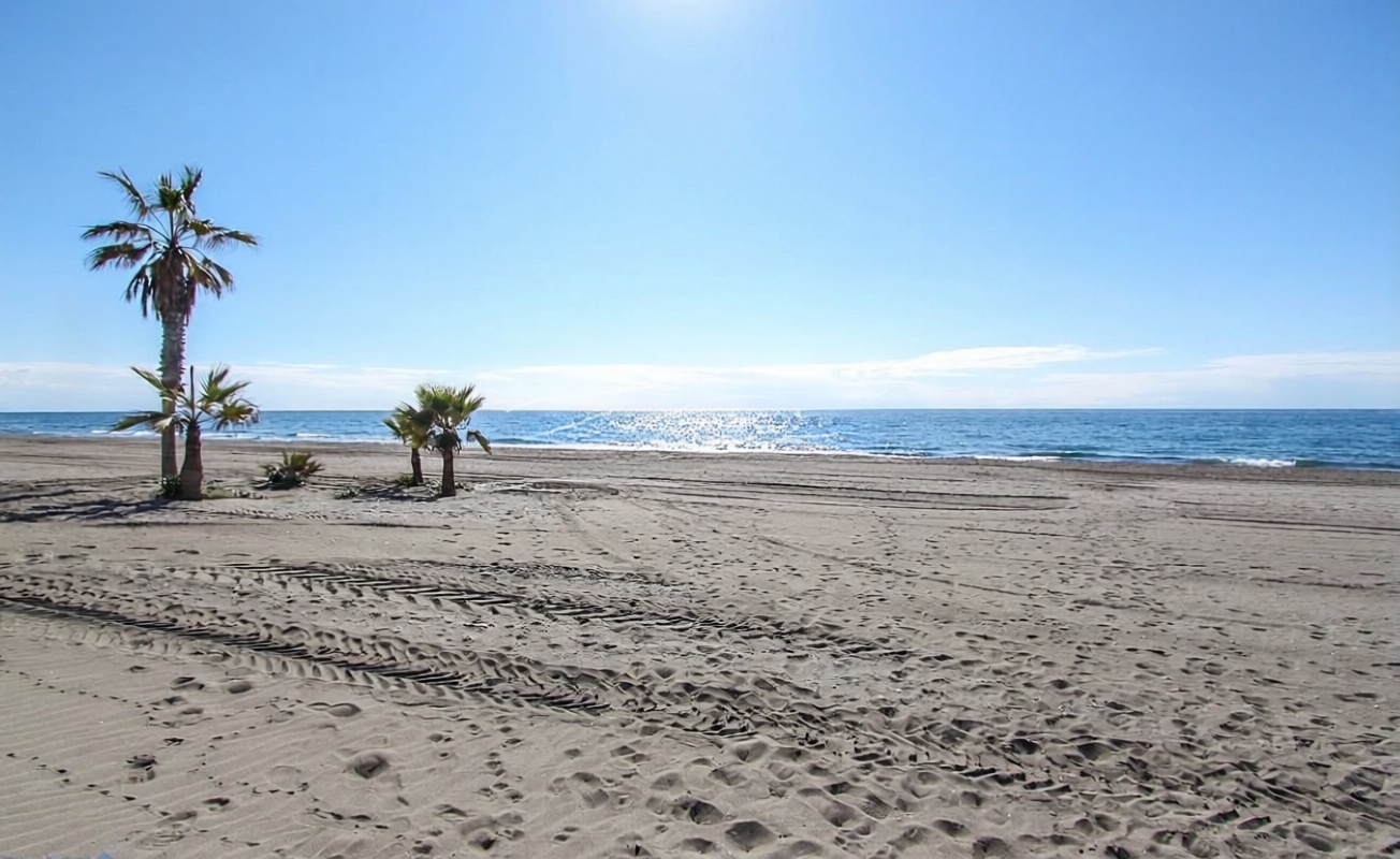 Beachfront flat in Torrox — Sea view
