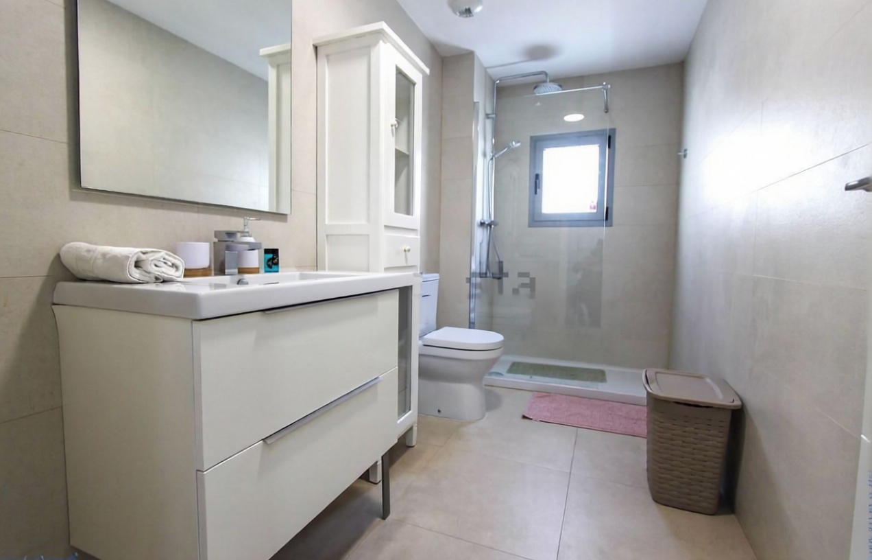 Beachfront flat in Torrox — Bathroom