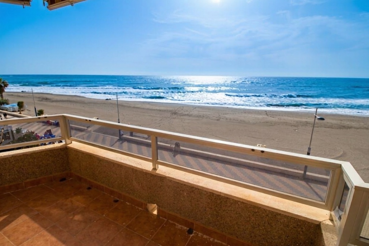 Apartamento em primeira linha de praia em Torrox
