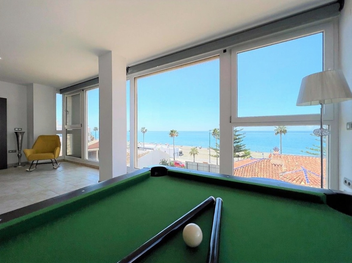 Ático em primeira linha de mar em Torrox — Sala