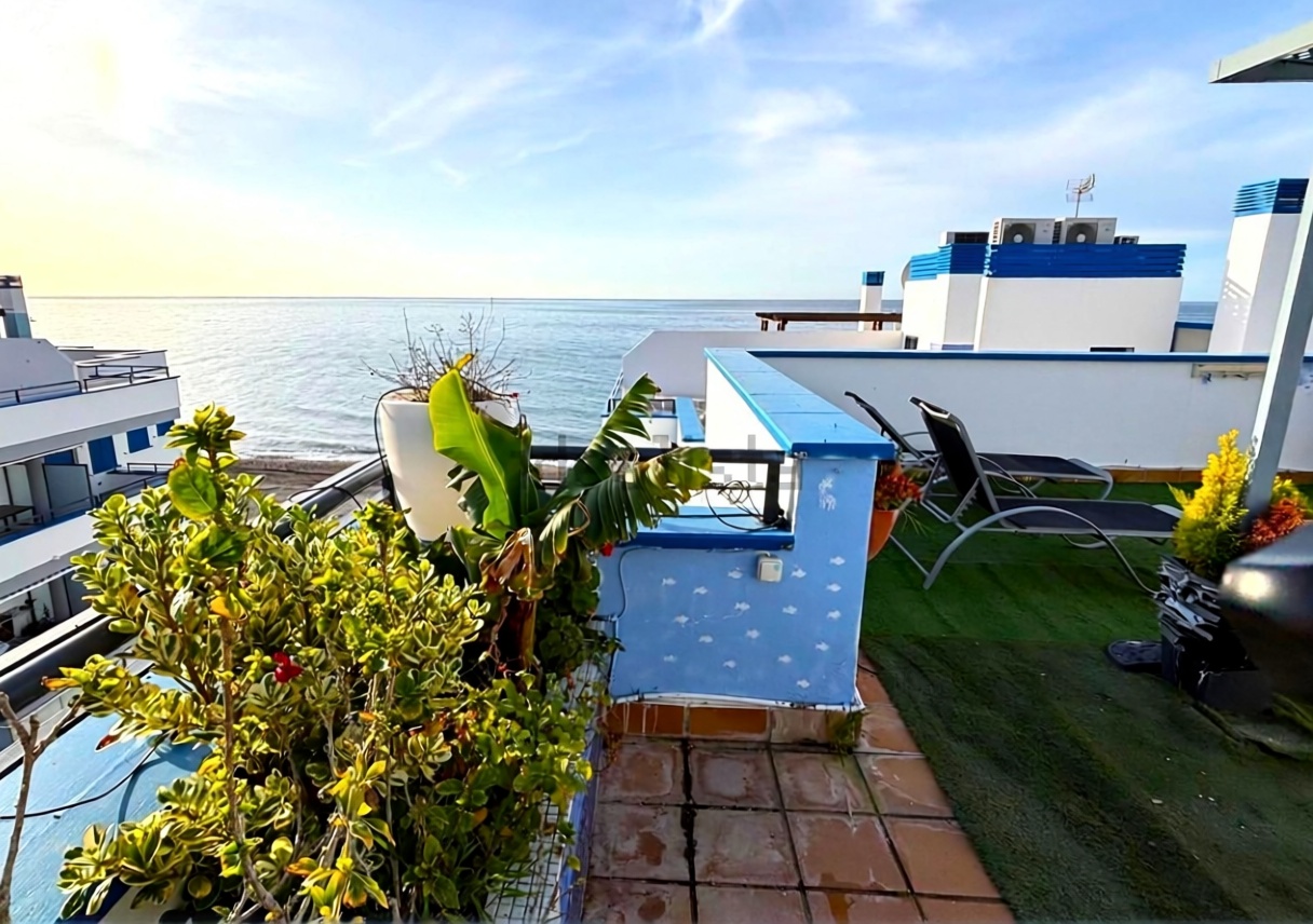 Ático em primeira linha de mar em Torrox