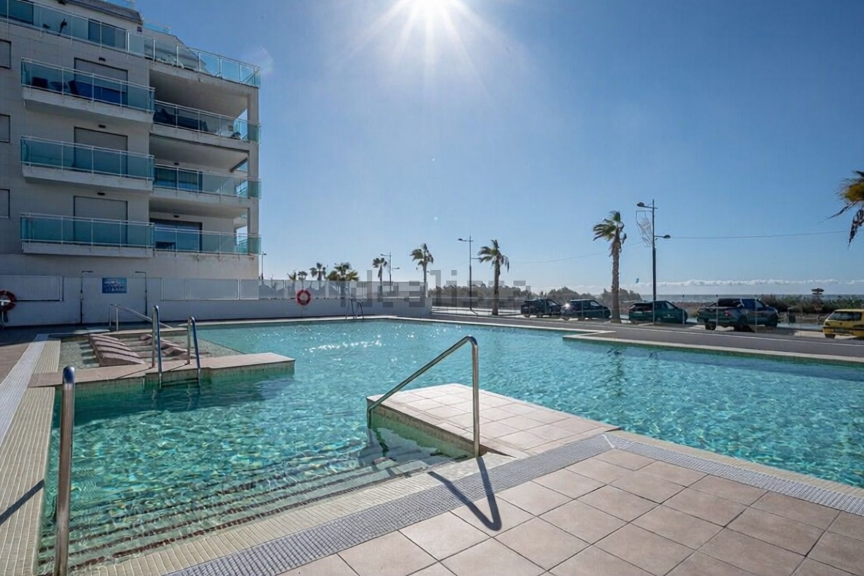 Apartamento em primeira linha de praia em Torrox — Piscina