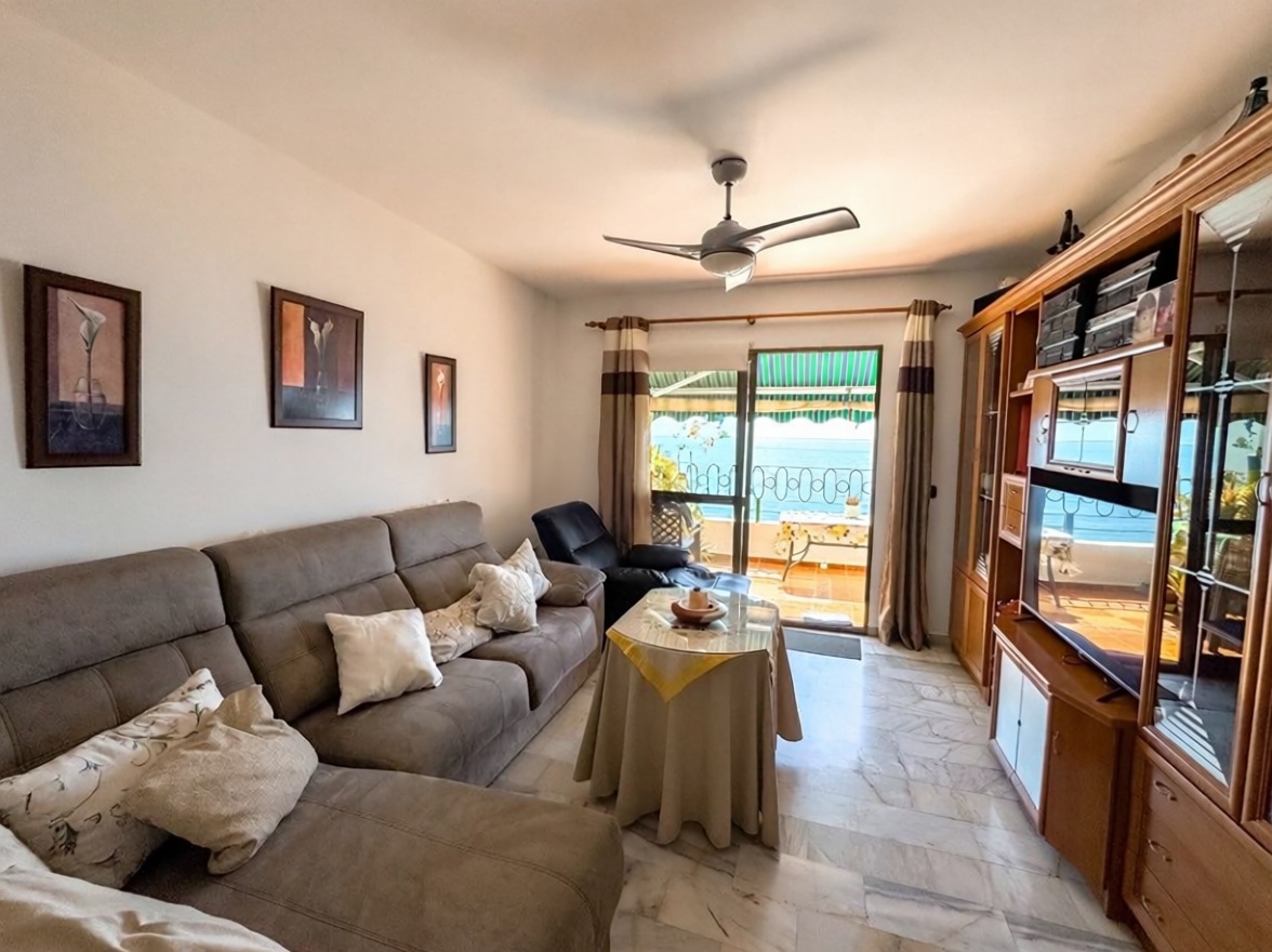 Apartamento em primeira linha de praia em Torrox — Sala