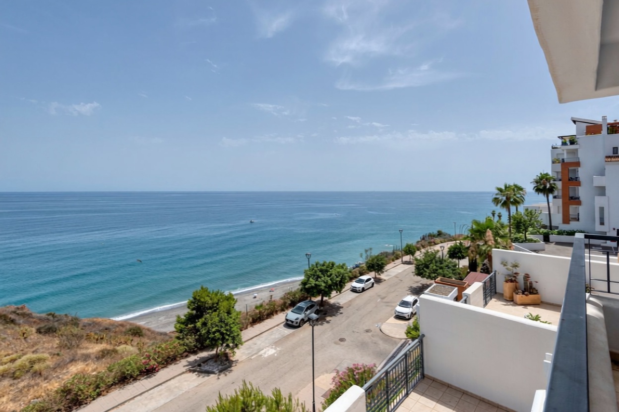 Beachfront flat in Torrox — Sea view