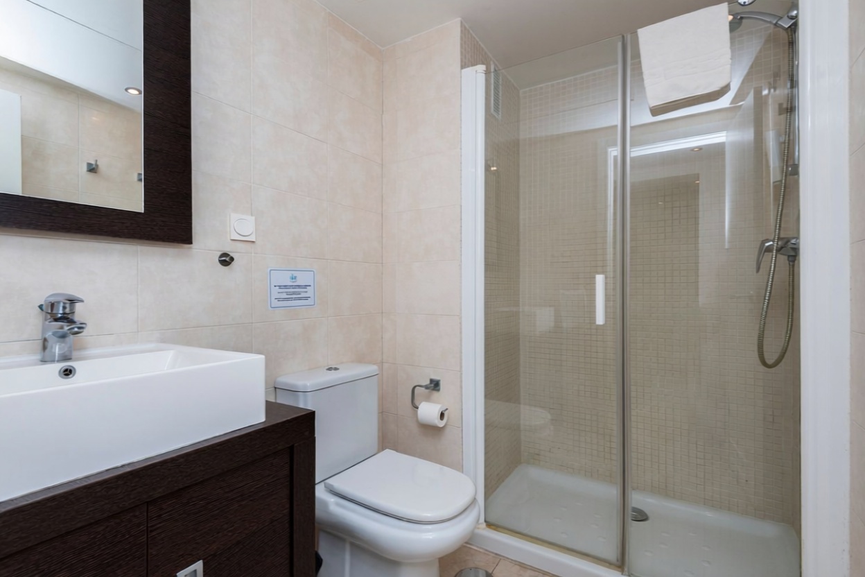 Beachfront flat in Torrox — Bathroom