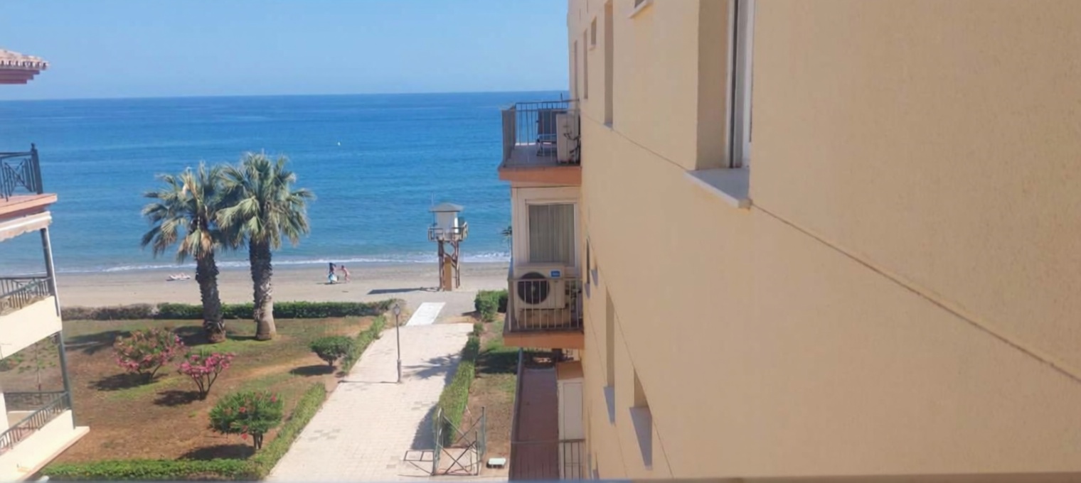 Wohnung in erste Strandlinie in Torrox — Meerblick