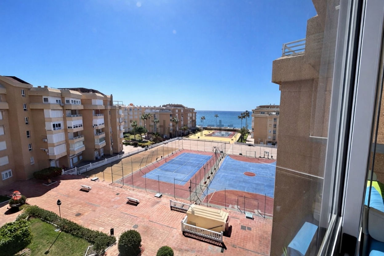 Appartement en première ligne de plage à Torrox — Vue mer
