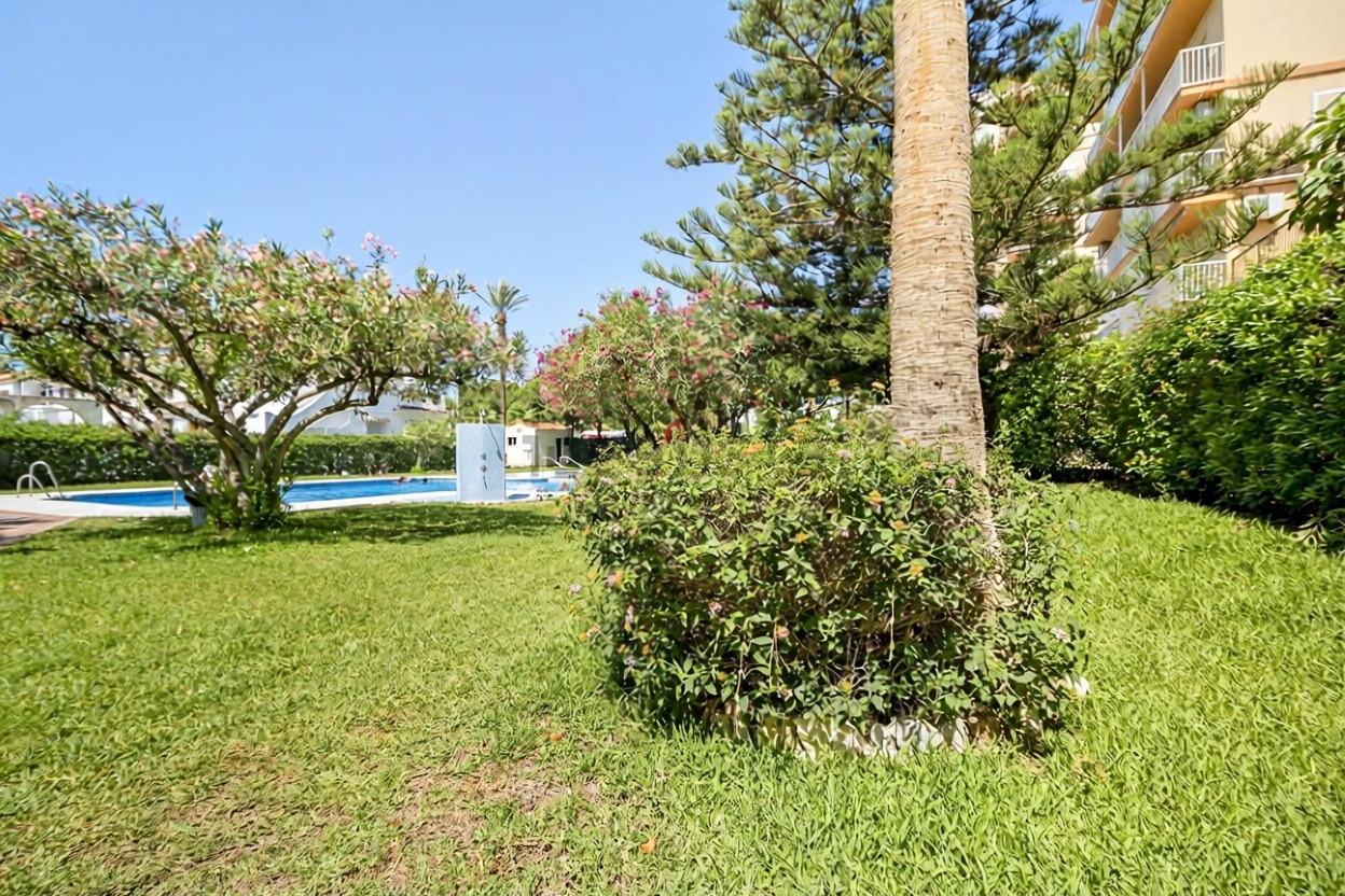Appartement en première ligne de plage à Torrox — Piscine
