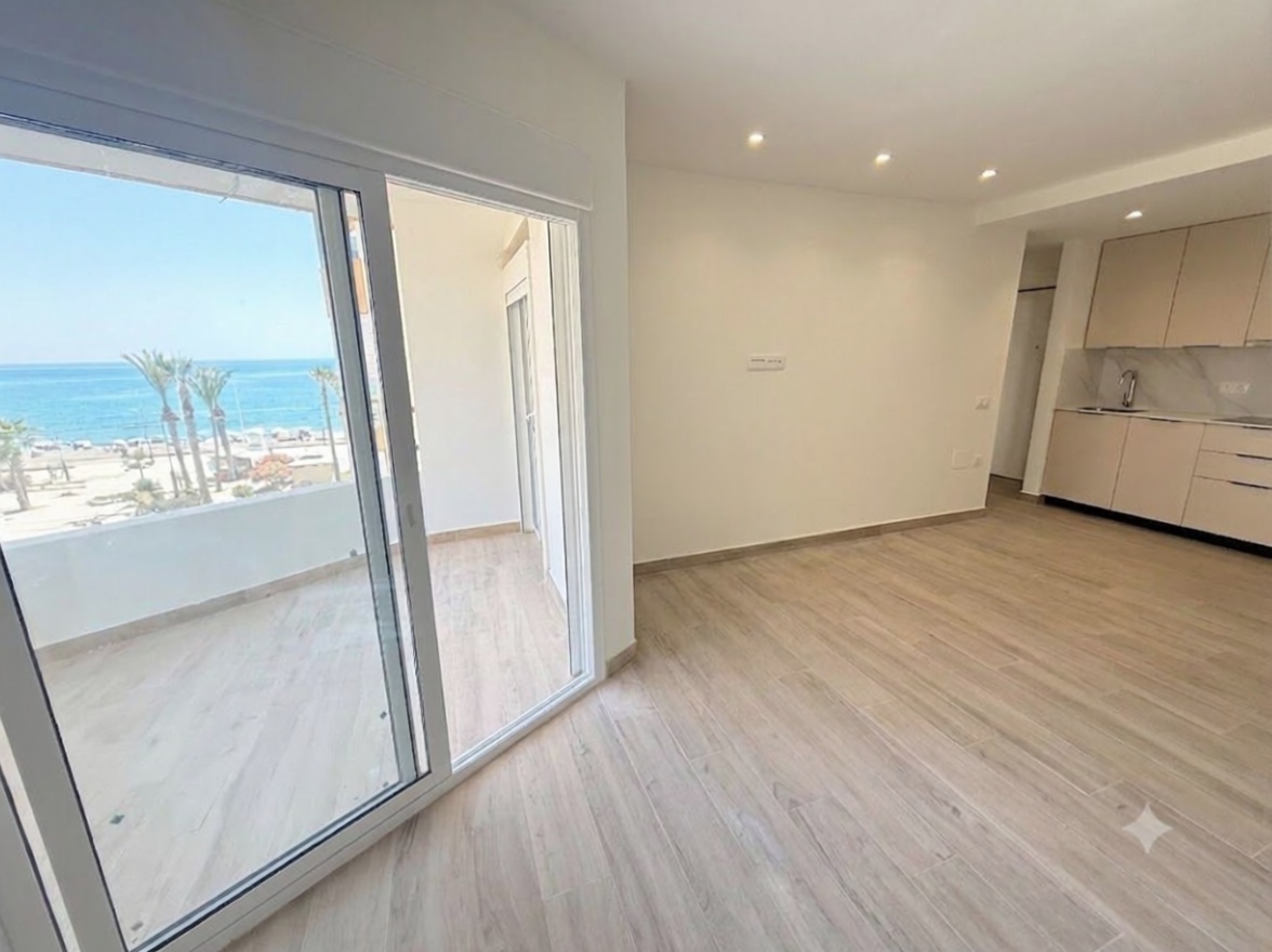 Piso en primera línea de playa en Torrox — Cocina